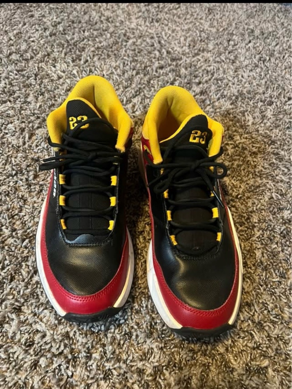 Jordan Max Aura 3 SE Red Black  University Youth Size 6